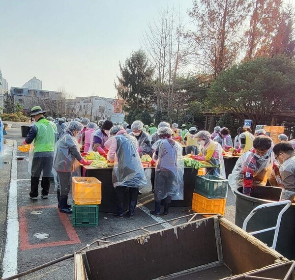 연암공대 직원과 학생 40여명이 지난 20일 진주시 소재 엠마우스요양병원에서 김장담그기 봉사활동을 하고 있다. 사진=연암공대 제공