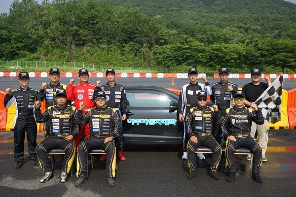 아주자동차대 모터스포츠전공 레이싱팀 학생들이 최근 열린 ‘2021시즌 코리아 스피드레이싱’ 최종전에 참가해 기념촬영을 하고 있다. 사진=아주자동차대 제공