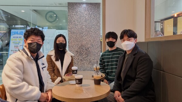 장기현장실습에 참여하고 있는 서울과학기술대학교 학생들이 전담 멘토로부터 진로 설계 상담을 받고 있다.  사진=서울과기대 제공