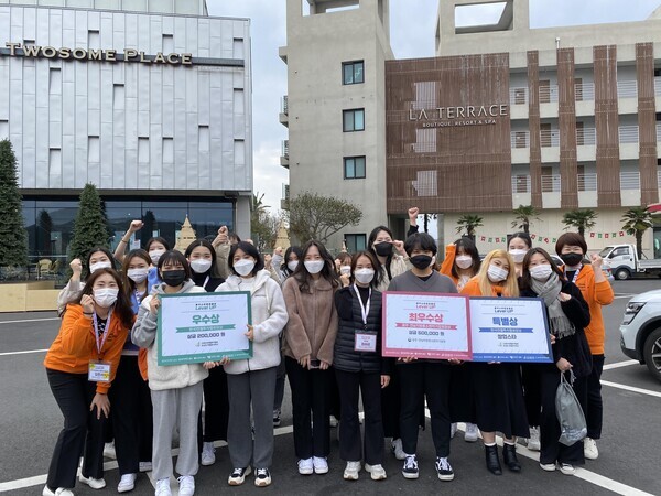 광주여대 학생들이 KWU창업챌린지에서 최우수상 등을 수한 뒤 파이팅을 외치고 있다. 사진=광주여대 제공 