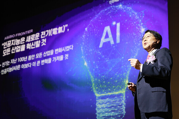 김진형 인천재능대 총장이 29일 '인천재능대 개교 50주년 기념 VISION 선포식'에서 “AI와 Bio 분야를 특성화하고 Community College로서 봉사하는 대학으로 거듭나겠다”며 VISION을 선포하고 있다. 사진=인천재능대 제공