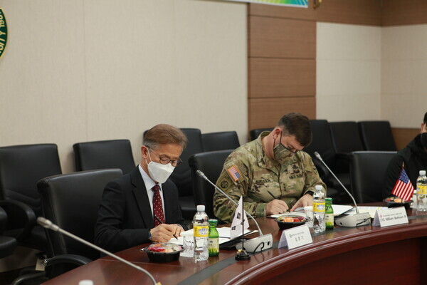 김문기(왼쪽) 평택대 총장직무대행과 월러드 벌러슨 미8군 사령관이 양해각서를 체결하고 있다. 사진=평택대 제공