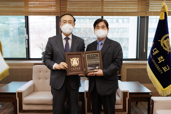 오세정(왼쪽) 서울대 총장이 약학대학에 장학금 22억원을 출연한 조경일 하나제약 명예회장에게 감사패를 전달한 뒤 기념촬영하고 있다. 사진=서울대 제공