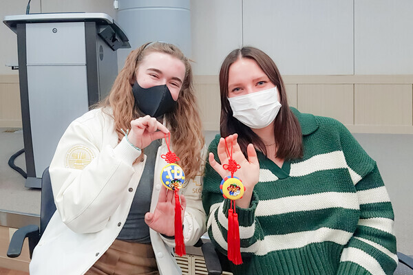 지난 6일 서울과기대 국제학생회가 진행한 '국제학생회 문화행사'에 참여한 외국인 유학생이 완성한 전통 매듭 한 줄 팔찌를 들고 기념촬영을 하고 있다. 사진=서울과기대 제공