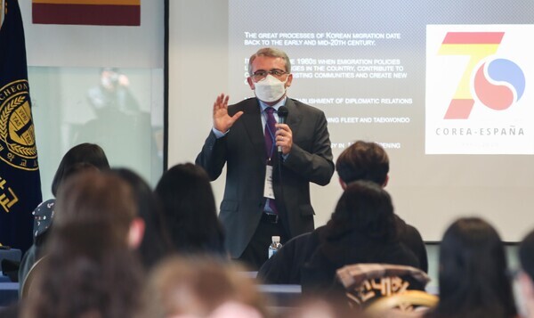 말라가대학교 동아시아학부 한국학전공 안토니오 도메네크 교수가 지난 10일 진행된 ‘제3회 스페인의 날 행사’에서 