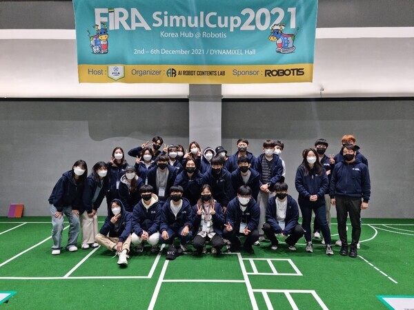 FIRA 국제 로봇스포츠대회서 수상한 상명대 지능로봇공학과 학생들 모습. 사진=상명대 제공