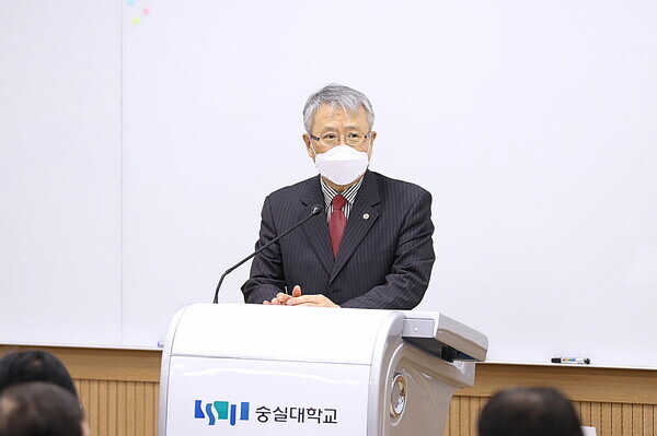 장범식 숭실대 총장이 지난 15일 50인의 동작구 청년 스타트업 대표자 모임에서 축사를 하고 있다. 사진=숭실대 제공