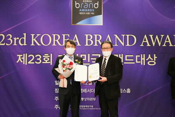 장경배(왼쪽) 고려사이버대 기획홍보처장이 대한민국브랜드대상 산업정책연구원 이사장상을 수상하고 있다. 사진=고려사이버대 제공