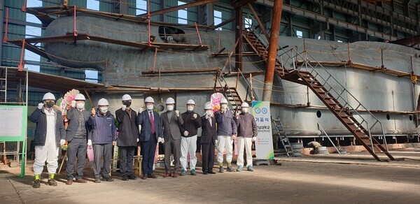 전남대 수산해양대학과 삼원중공업, 한국해사기술 관계자들이 해양수산조사선 청경호 기공식에서 파이팅을 외치고 있다. 사진=전남대 제공