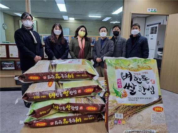 세종사이버대 부동산경매연구회와 광진구장애인단체총연합회 관계자들이 농산물 기부 전달식에서 기부 농산물을 앞에 놓고 포즈를 취하고 있다. 사진=세종사이버대 제공