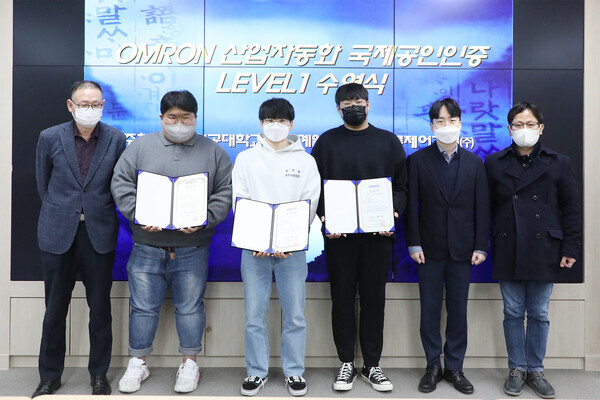 산업자동화시스템 국제공인자격 인증시험에 합격한 영남이공대 학생들이 지도교수 등과 기념촬영을 하고 있다. 사진=영남이공대 제공