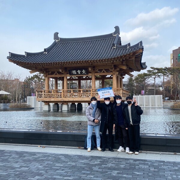 ‘2021 데이터 크리에이터 캠프’에서 최우수상을 받은 전북대 JBIG팀 학생들이 교내 문회루 앞 광장에서 기념촬영하고 있다. 사진=전북대 제공 