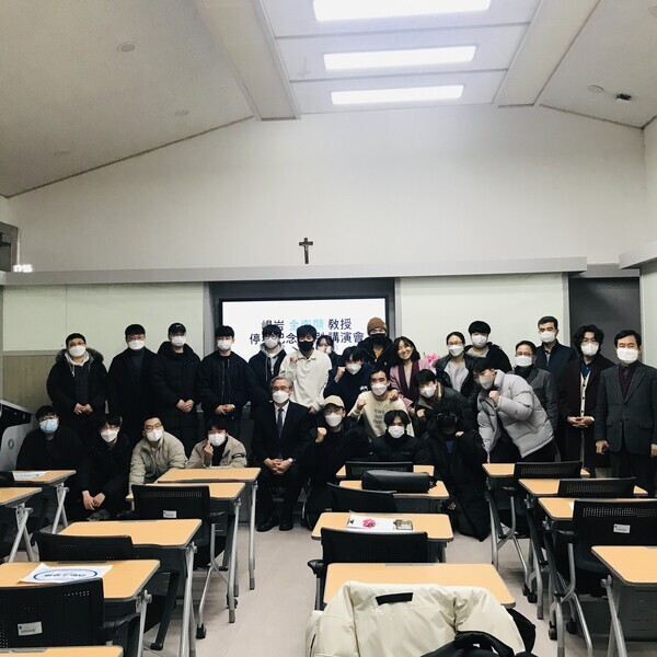 가톨릭관동대 역사교육과는 지난 15일 내년 2월 정년을 맞이하는 김남현 교수의 고별강연회를 개최했다. 고별강연회가 끝난 후 참석자들이 기념촬영을 하고 있다. 사진=가톨릭관동대 제공