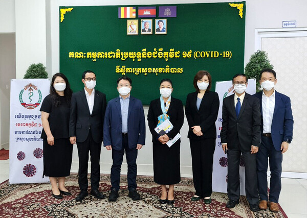 김훈(왼쪽 세번째) 인제대 국제개발협력센터장과 요크 삼바스(가운데) 캄보디아 보건부 차관 등 관계자들이 기념촬영을 하고 있다. 사진=인제대 제공