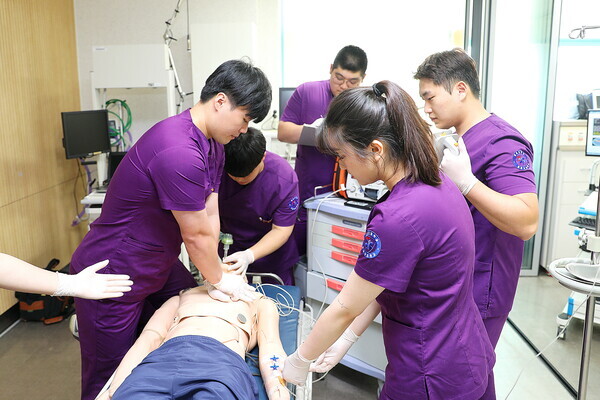 경동대 응급구조학과 학생들이 실습을 하고 있다. 사진=경동대 제공