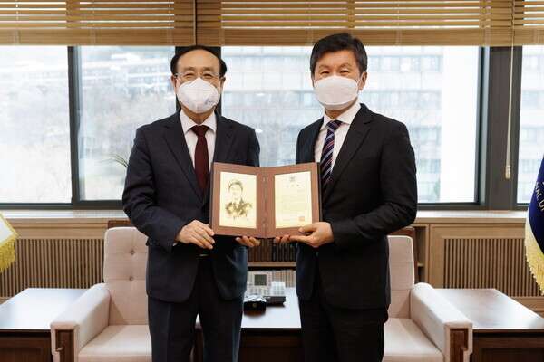 오세정(왼쪽) 서울대 총장과 정몽규 포니정재단 이사장이 포니정재단기금 약정식이 끝난 뒤 감사패를 들어보이고 있다. 사진=서울대 제공