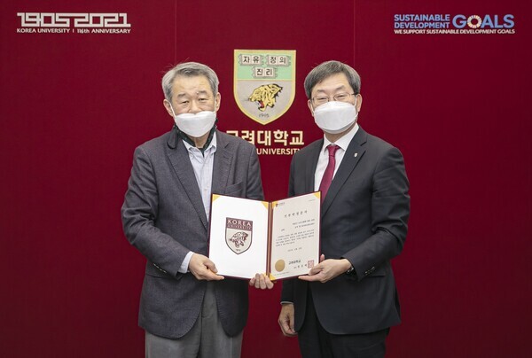 박준구(왼쪽) 우신켐텍 회장과 정진택 고려대 총장이 기부식에서 기념 촬영을 하고 있다