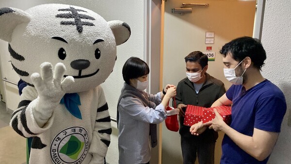 대구대 국제처가 외국인 전용 기숙사 입사생들을 대상으로 크리스마스 기념 이벤트를 열고 있다. 사진=대구대 제공