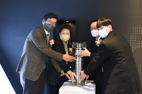 개교50주년 에필로그 행사에서 (사진 왼쪽부터) 윤태경 총동창회장, 남성희 총장, 신정필 회장, 권주헌 총학생회장이 타입캡슐을 매립하며 기념촬영 하고 있다. 사진=대구보건대 제공