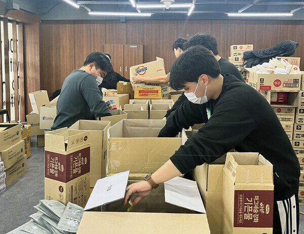 조선대의 '천사가 전하는 정 나눔 프로그램' 나눔박스를 제작하고 있는 조선대 학생들. 사진=조선대 제공