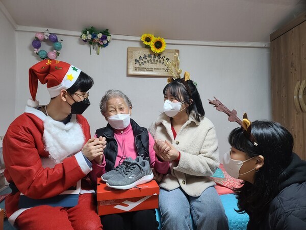 극동대 작업치료학과 학생들이 ‘찾아가는 성탄절’ 지역사회 봉사활동을 하고 있다. 사진=극동대 제공