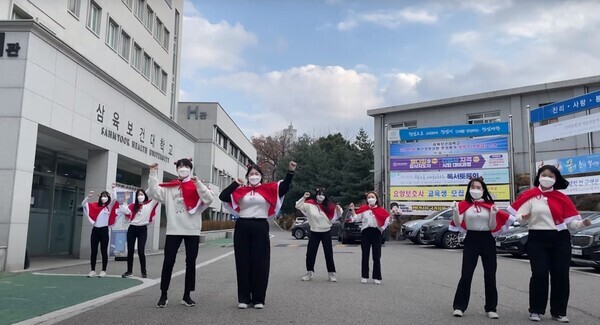 삼육보건대 아동보육학과 학생들이 ‘크리스마스 축복을..’을 주제로 진행된 ‘도담도담 보육발표회’에서 발표를 진행하고 있다. 사진=삼육보건대 제공