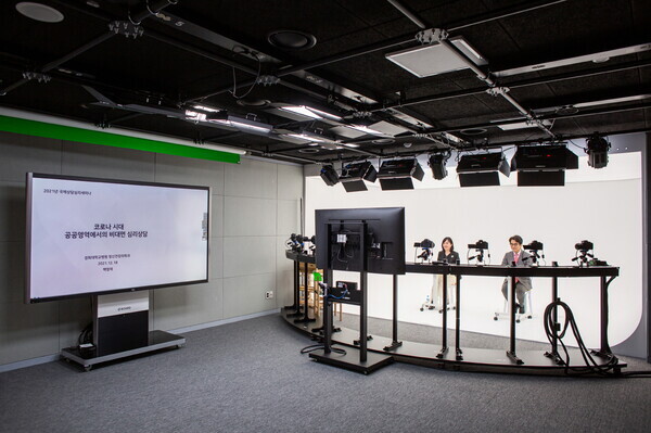 (좌측부터)2021 국제상담심리세미나 사회를 보고 있는 서울사이버대 한수미 교수(심리·상담대학 학장, 상담심리학과)와 김환 교수(대학원장, 상담심리학과)