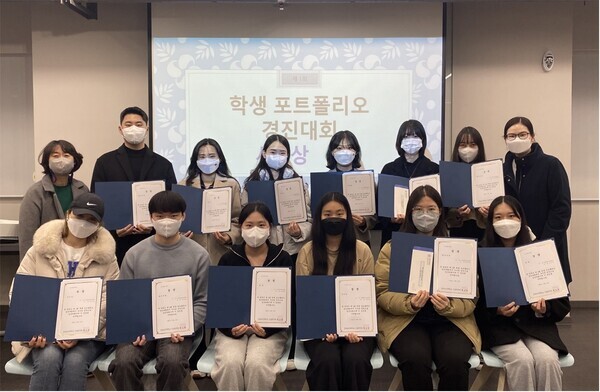 삼육보건대가 지난 15일 진행한 '제1회 학생 포트폴리오 경진대회 시상식'에서 수상한 학생들이 기념사진을 촬영하고 있다. 사진=삼육보건대 제공