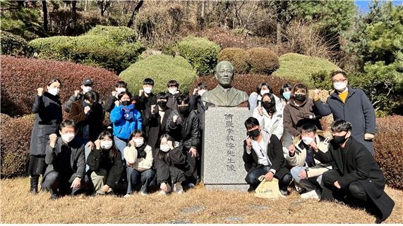 2021년도 실내건축산업기사 자격시험에서 100% 전원 합격 성과를 도출한 대림대 실내디자인학부 실내건축시공전공 학생들과 교수진. 사진=대림대 제공