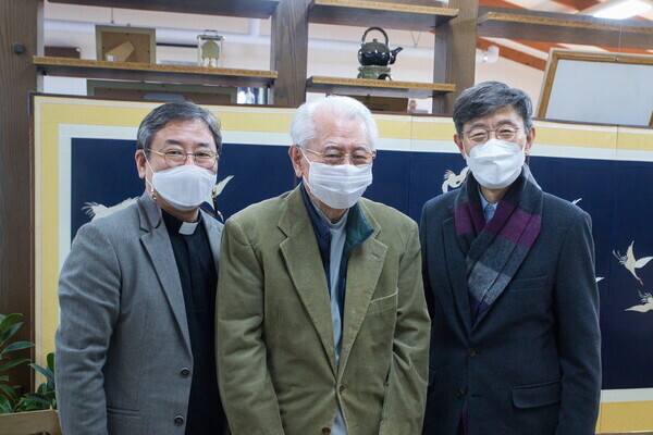 진인주(오른쪽) 인하공전 총장과 이대성(왼쪽) 강화도우리마을 원장신부, 김성수 주교가 지난 23일 강화도 우리마을 기부금 전달식이 끝난 뒤 기념촬영을 하고 있다. 사진=인하공전 제공 