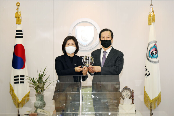 권혜란(왼쪽) 대전세종충남혈액원장이 황선조 총장에게 충남도지사 표창패를 전달하고 기념촬영하고 있다. 사진=선문대 제공