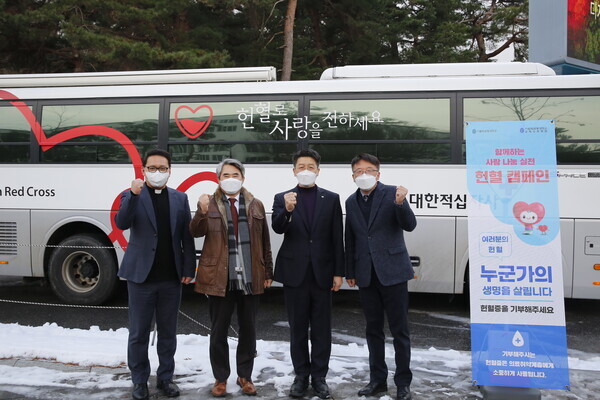 김덕현(왼쪽에서 두 번째) 가톨릭관동대 총장과 문원일(〃세 번째) 강원혈액원장 등 관계자들이 헌혈버스 앞에서 파이팅을 외치고 있다. 사진=가톨릭관동대 제공