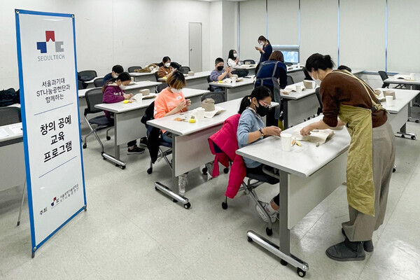 서울과기대 ST나눔공헌단이 관내 저소득층 자녀 등을 대상으로 '나만의 상상 속 그림들을 직접 만들고 체험하는 창의 공예 교육'을 하고 있다.. 프로그램에 참여한 학생들이 자신만의 작품을 만들고 있다. 사진=서울과기대 제공