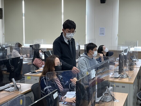 선문대 SW중심대학사업단이 천안 소재 초중등 교사들을 대상으로 SW 교육을 하고 있다. 사진=선문대 제공