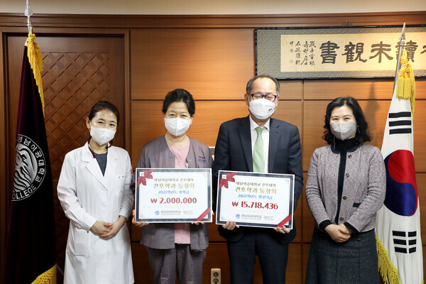 이재용 영남이공대 총장과 간호대학 간호학과 동문들이 지난 29일 발전기금 1571만원과 장학금 200만원 전달식 후 기탁증서를 들어보이고 있다 . 사진=영남이공대 제공