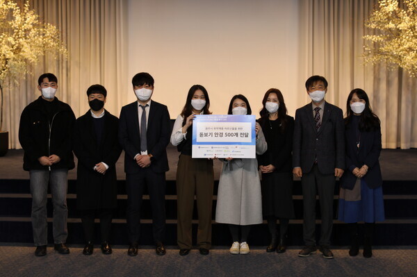 연세대 미래캠퍼스 학생들로 구성된 ‘Mask Do It’ 팀(리빙랩 RCC 동아리)이 폐마스크를 업사이클링해 제작한 돋보기 안경을 원주시 저소득층과 취약계층에게 전달한 뒤 기탁증서를 들고 있다. 사진=연세대 미래캠 제공