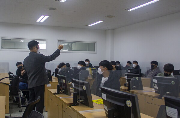 평촌공업고 학생들이 경기과기대 스마트생산기술연구소가 지난 28일부터 진행하고 있는 기술사관 고교연수 교육을 받고 있다. 사진=경기과기대 제공