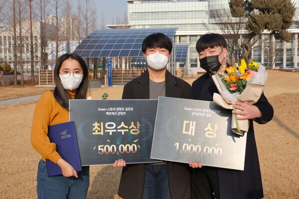 최근 열린 ‘인천콘텐츠공모전 시즌1: Green 스토리 콘텐츠 공모전’에서 대상과 최우수상을 수상 인천대 신문방송학과 학생들이 기념사진을 촬영하고 있다. 사진=인천대 제공