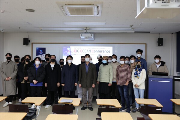 제주대 BK 해양융합 전문인력양성사업단과 타 대학 우수BK연구단이 빅 오션 콘퍼런스에서 기념촬영을 하고 있다. 사진=제주대 제공