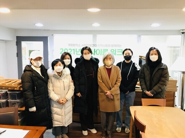 계원예술대 전시디자인과 최정심(오른쪽에서 세 번째) 교수와 ‘미래마을 상상전-업사이클 작업실’ 업사이클 워크숍 참가자들이 기념촬영을 하고 있다. 사진=계원예술대 제공