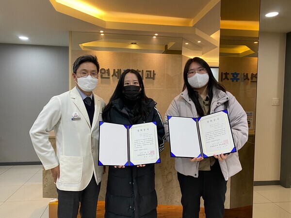 삼육보건대 치위생과 학생팀 대표들이 장학증서를 들고 기념촬영을 하고 있다. 사진=삼육보건대 제공