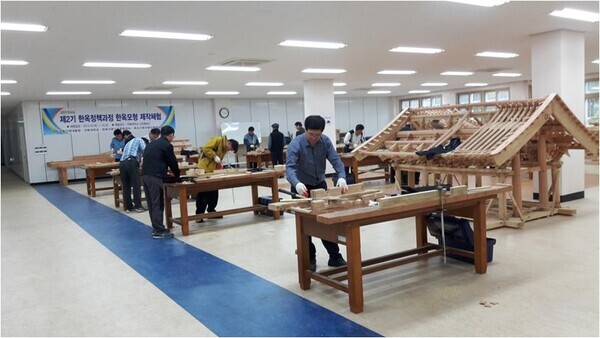 전북대 한옥기술종합센터의 한옥체험과 실습교육 장면. 사진=전북대 제공