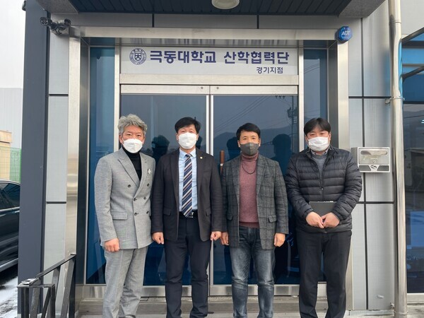 (왼쪽부터)극동대 호텔외식조리학과 봉준호 교수와 이연수 산학협력단장, 탑푸드시스템 서대자 대표이사. 오종훈 팀장이 극동대 산학협력단 경기지점 개소식에서 기념촬영을 하고 있다. 사진=극동대 제공