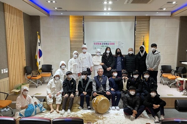 삼육대 박물관 주최로 한국삼육중학교에서 열린 마들농요 현장탐방 특강 참가자들이 특강 후 기념촬영하고 있다. 사진=삼육대 제공