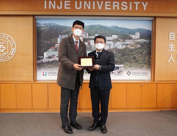 하상훈(왼쪽) 부산본병원장이 전민현 인제대 총장과 장학기금 전달식에서 감사패를 들어보이고 있다. 사진=인제대 제공