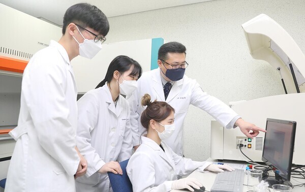 경동대 임상병리학과 학생들이 실습수업에 참여하고 있다 사진=경동대 제공