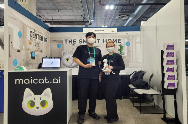 강의혁(왼쪽) 가톨릭관동대 사회적경제연구센터 객원연구원이 ‘마이캣(maicat.ai)’을 소개하고 있다. 사진=가톨릭관동대 제공