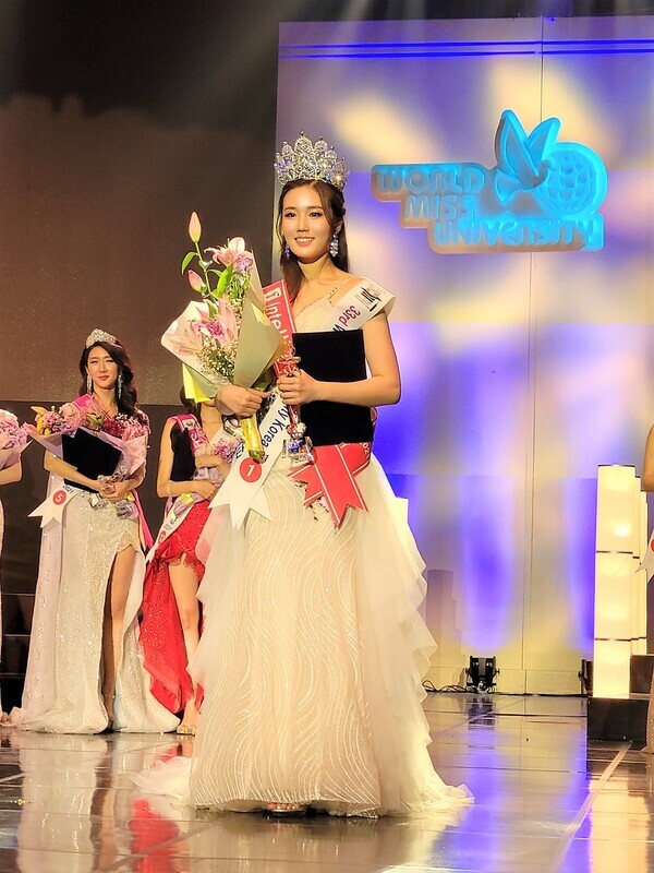 세종대 호텔관광경영학전공 박진아씨가 최근 진행된 제33회 월드미스유니버시티(WMU) 한국대회에서 ‘지(智)’를 수상하고 기념사진을 촬영하고 있다. 사진=세종대 제공