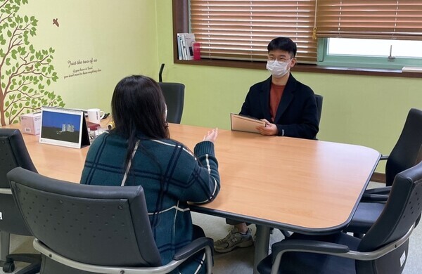 청운대 진로심리상담센터가 마련한 심리검사 프로그램에 한 교직원이 참여하고 있다. 사진=청운대 제공