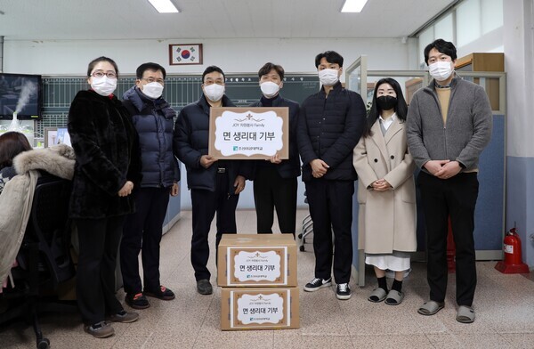 조선이공대 사회봉사단 관계자들이 조선대학교여자중학교를 찾아 교직원들이 만든 면생리대 64세트를 전달하고 있다. 사진=조선이공대 제공